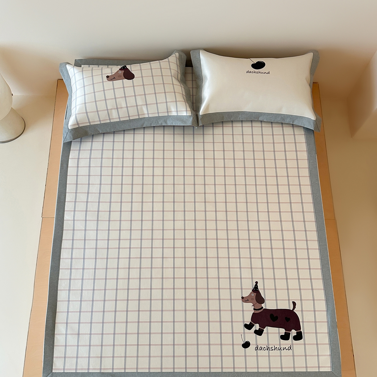 91家纺网 家纺一手货源 找家纺 JUICY 橘滋家纺 2026新款高端A类原创设计卡通数码印花冰丝席凉席 平席款学院腊肠狗