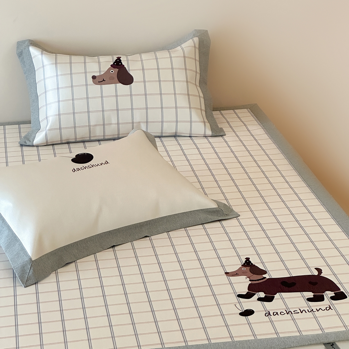 91家纺网 家纺一手货源 找家纺 JUICY 橘滋家纺 2026新款高端A类原创设计卡通数码印花冰丝席凉席 平席款学院腊肠狗