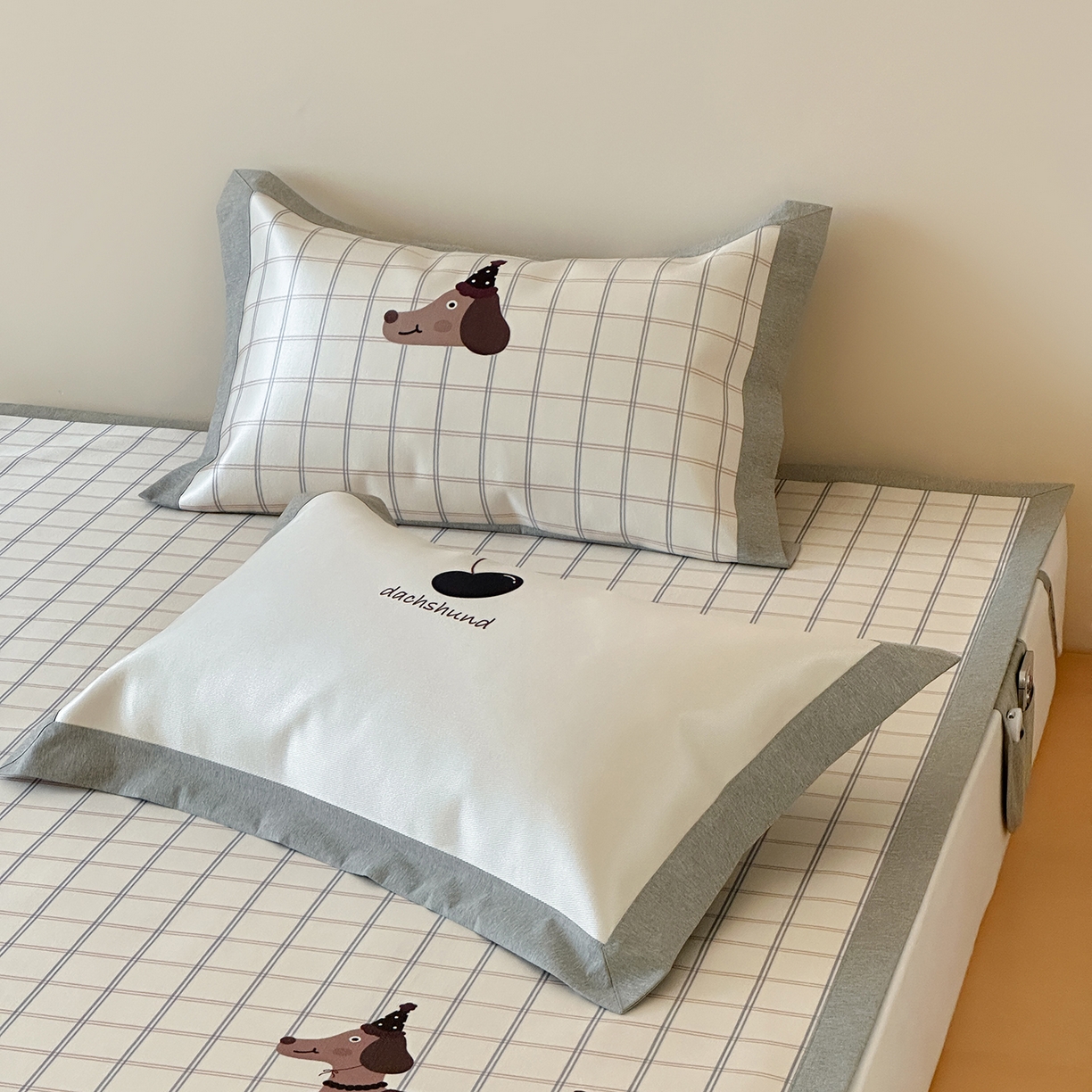 91家纺网 家纺一手货源 找家纺 JUICY 橘滋家纺 2026新款高端A类原创设计卡通数码印花冰丝席凉席 平席款学院腊肠狗