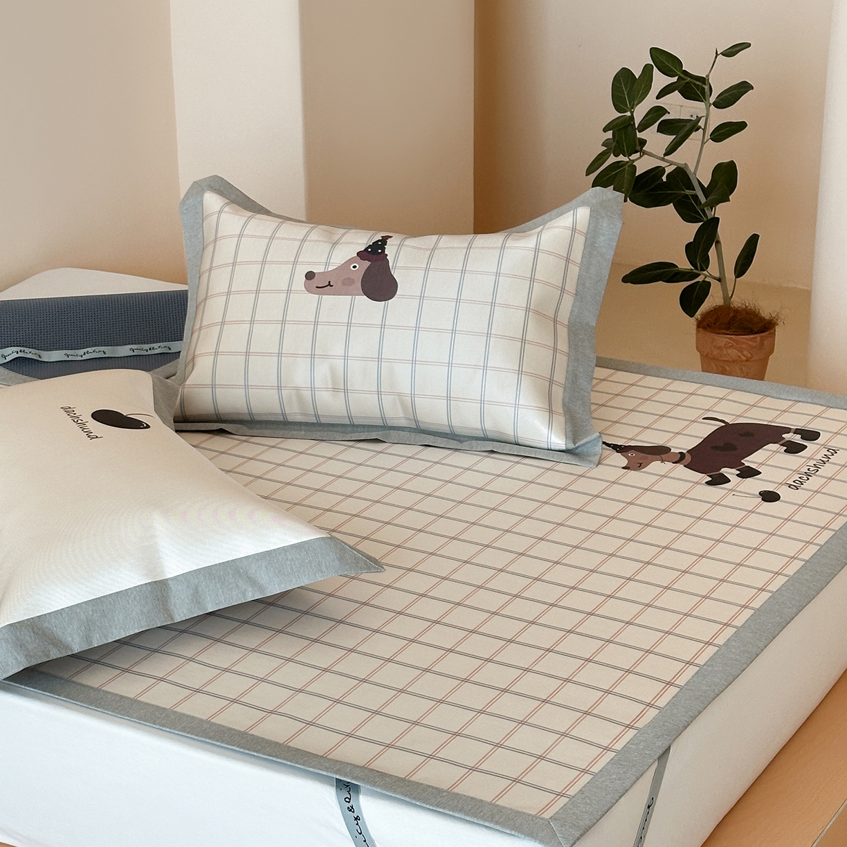 91家纺网 家纺一手货源 找家纺 JUICY 橘滋家纺 2026新款高端A类原创设计卡通数码印花冰丝席凉席 平席款学院腊肠狗