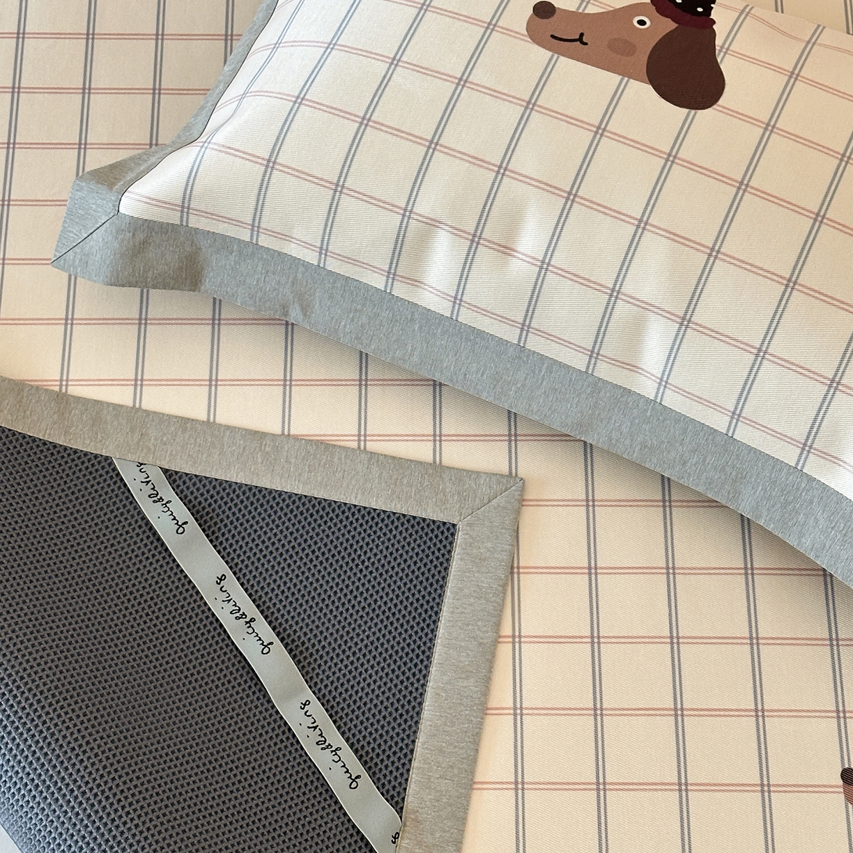 91家纺网 家纺一手货源 找家纺 JUICY 橘滋家纺 2026新款高端A类原创设计卡通数码印花冰丝席凉席 平席款学院腊肠狗