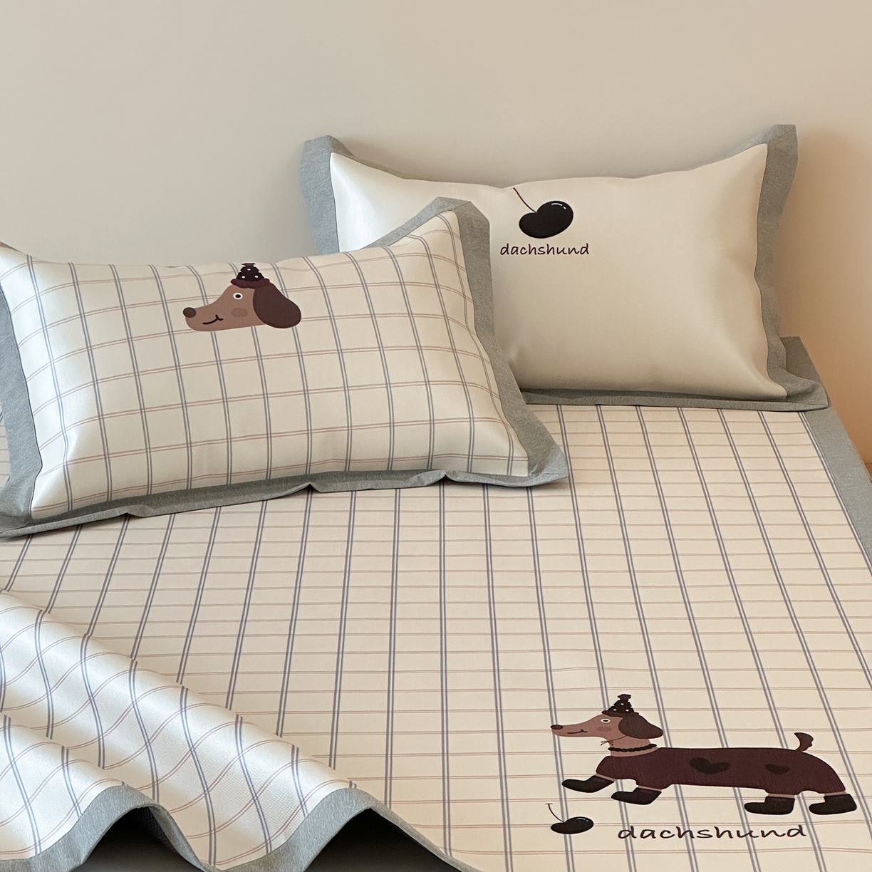 91家纺网 家纺一手货源 找家纺 JUICY 橘滋家纺 2026新款高端A类原创设计卡通数码印花冰丝席凉席 平席款学院腊肠狗