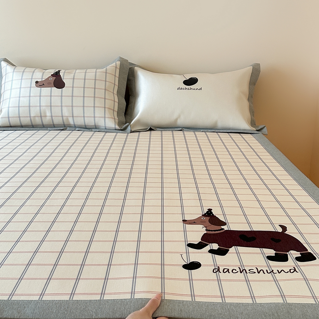 91家纺网 家纺一手货源 找家纺 JUICY 橘滋家纺 2026新款高端A类原创设计卡通数码印花冰丝席凉席 平席款学院腊肠狗