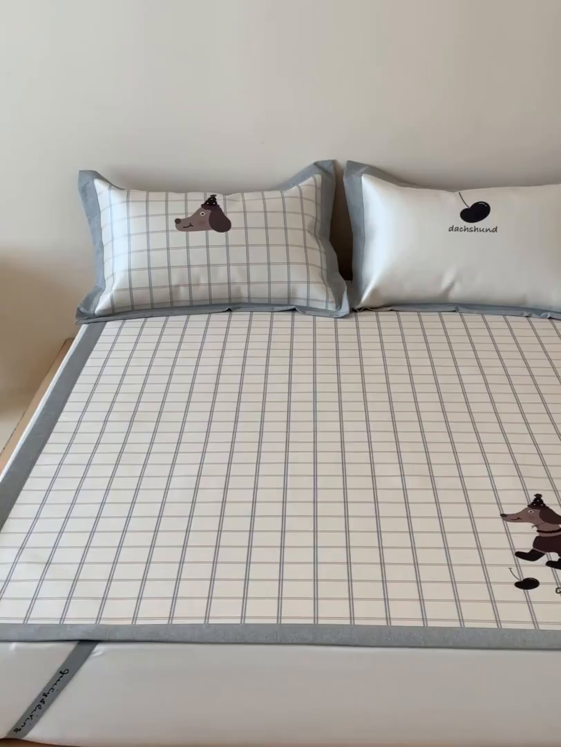 91家纺网 家纺一手货源 找家纺 JUICY 橘滋家纺 2026新款高端A类原创设计卡通数码印花冰丝席凉席 平席款学院腊肠狗