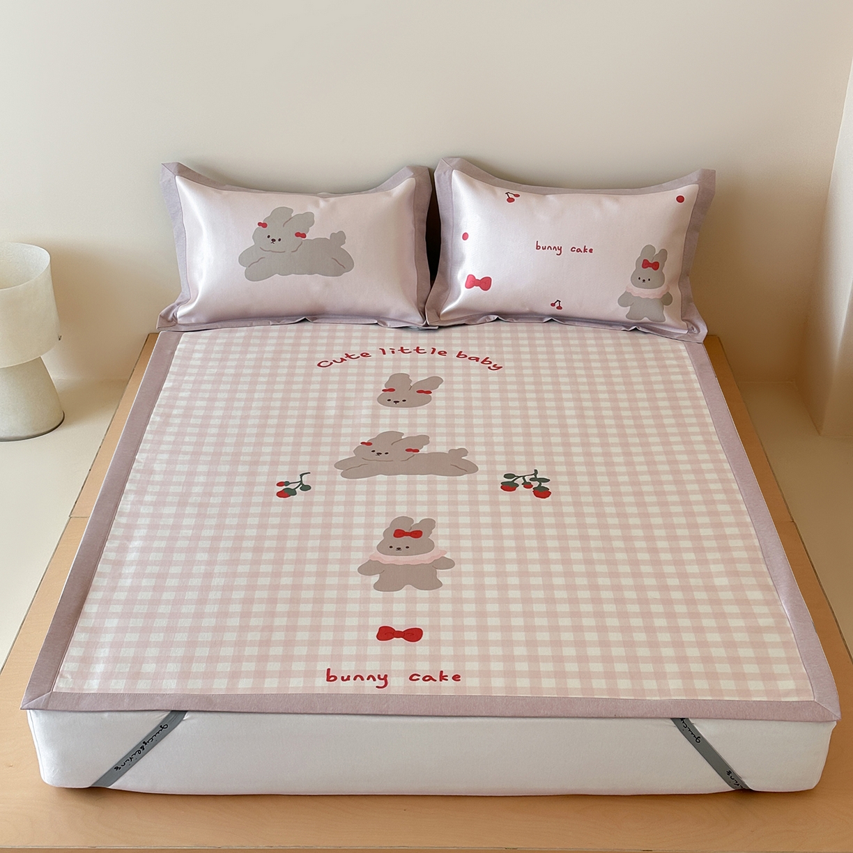 91家纺网 家纺一手货源 找家纺 JUICY 橘滋家纺 2026新款高端A类原创设计卡通数码印花冰丝席凉席 平席款樱桃兔的野餐布