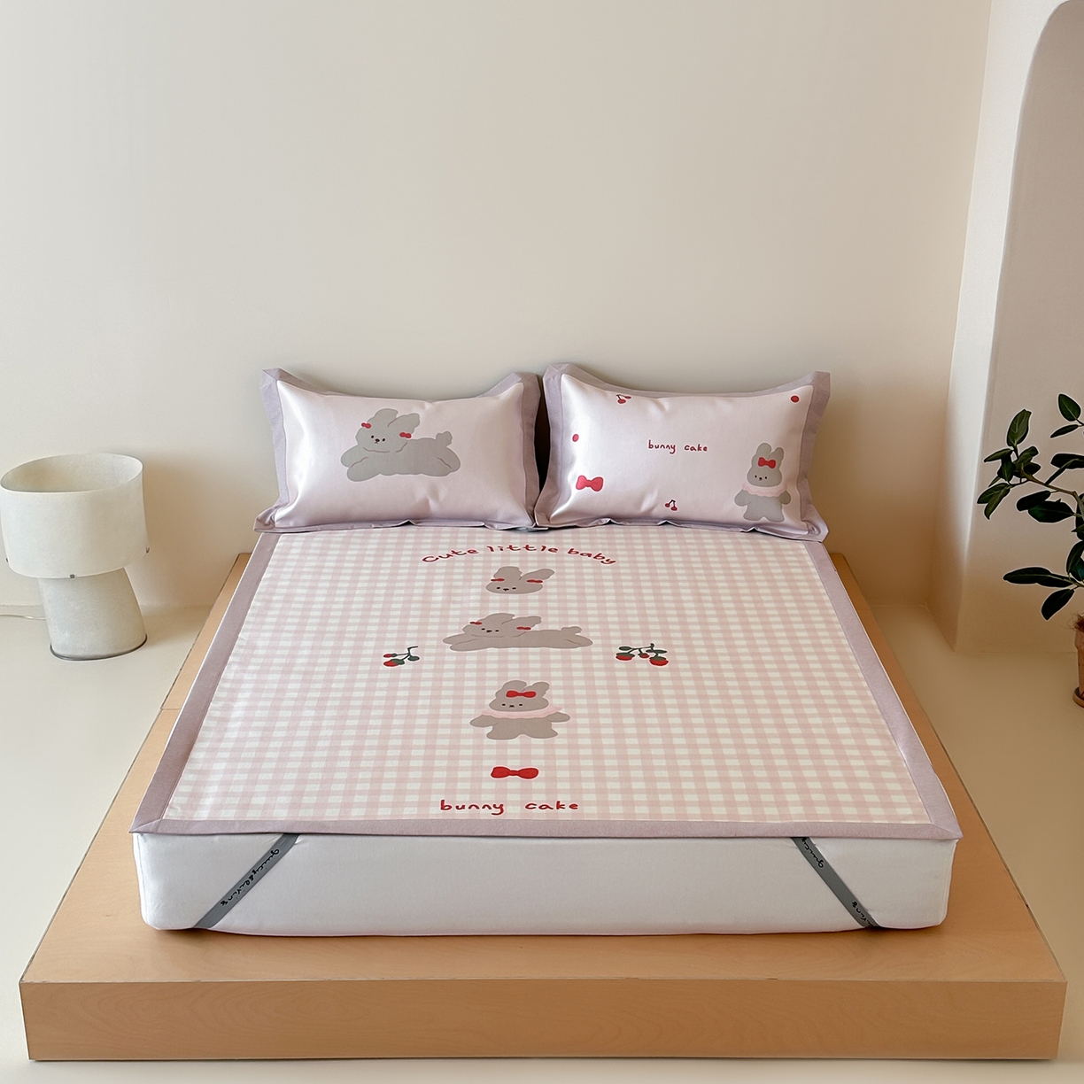 91家纺网 家纺一手货源 找家纺 JUICY 橘滋家纺 2026新款高端A类原创设计卡通数码印花冰丝席凉席 平席款樱桃兔的野餐布