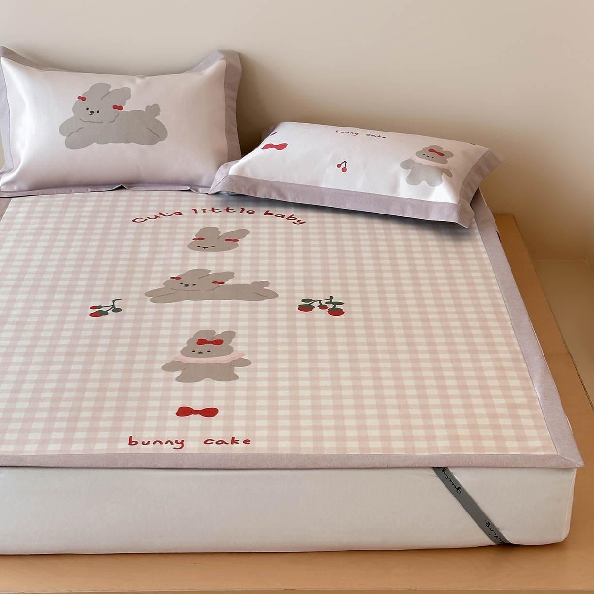 91家纺网 家纺一手货源 找家纺 JUICY 橘滋家纺 2026新款高端A类原创设计卡通数码印花冰丝席凉席 平席款樱桃兔的野餐布