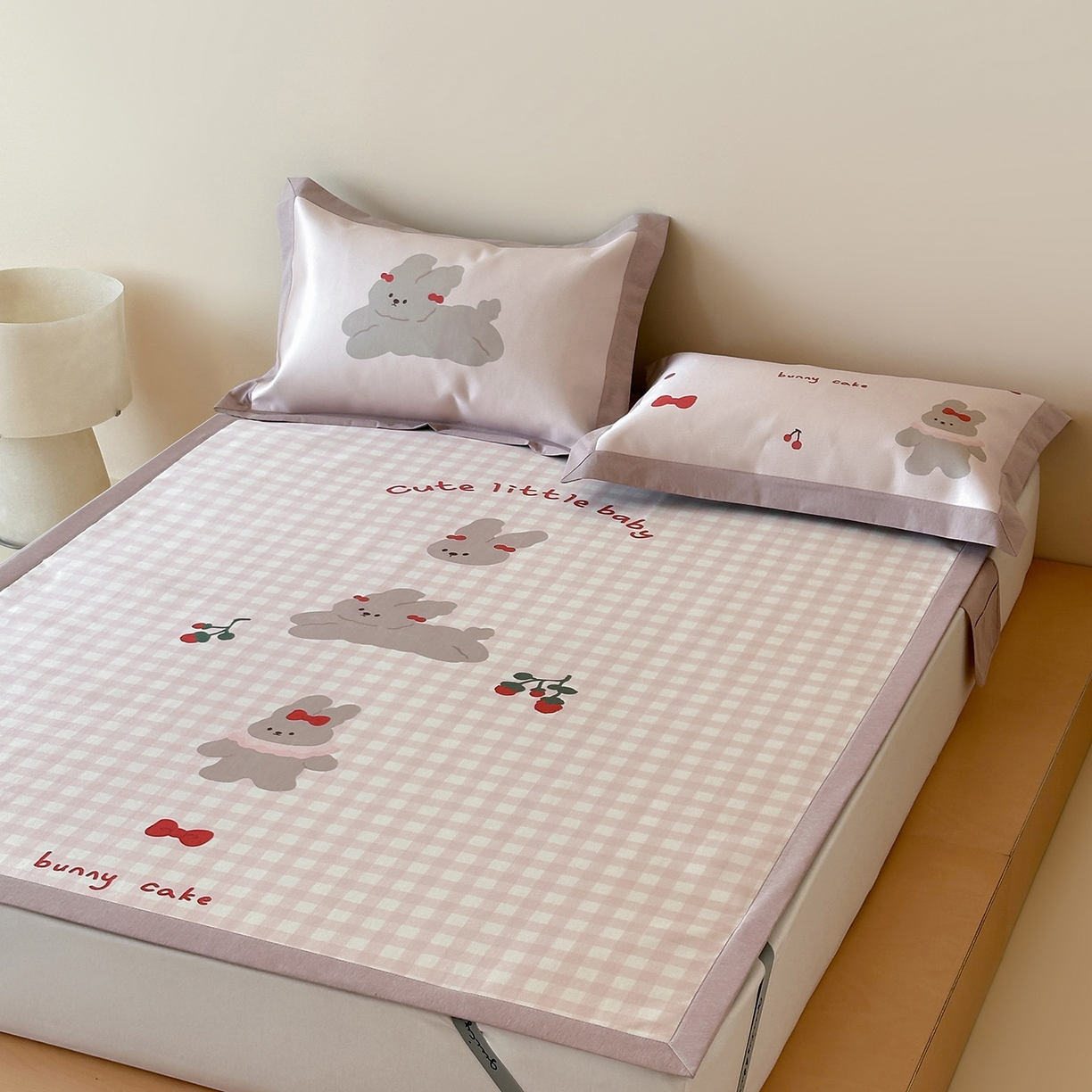 91家纺网 家纺一手货源 找家纺 JUICY 橘滋家纺 2026新款高端A类原创设计卡通数码印花冰丝席凉席 平席款樱桃兔的野餐布