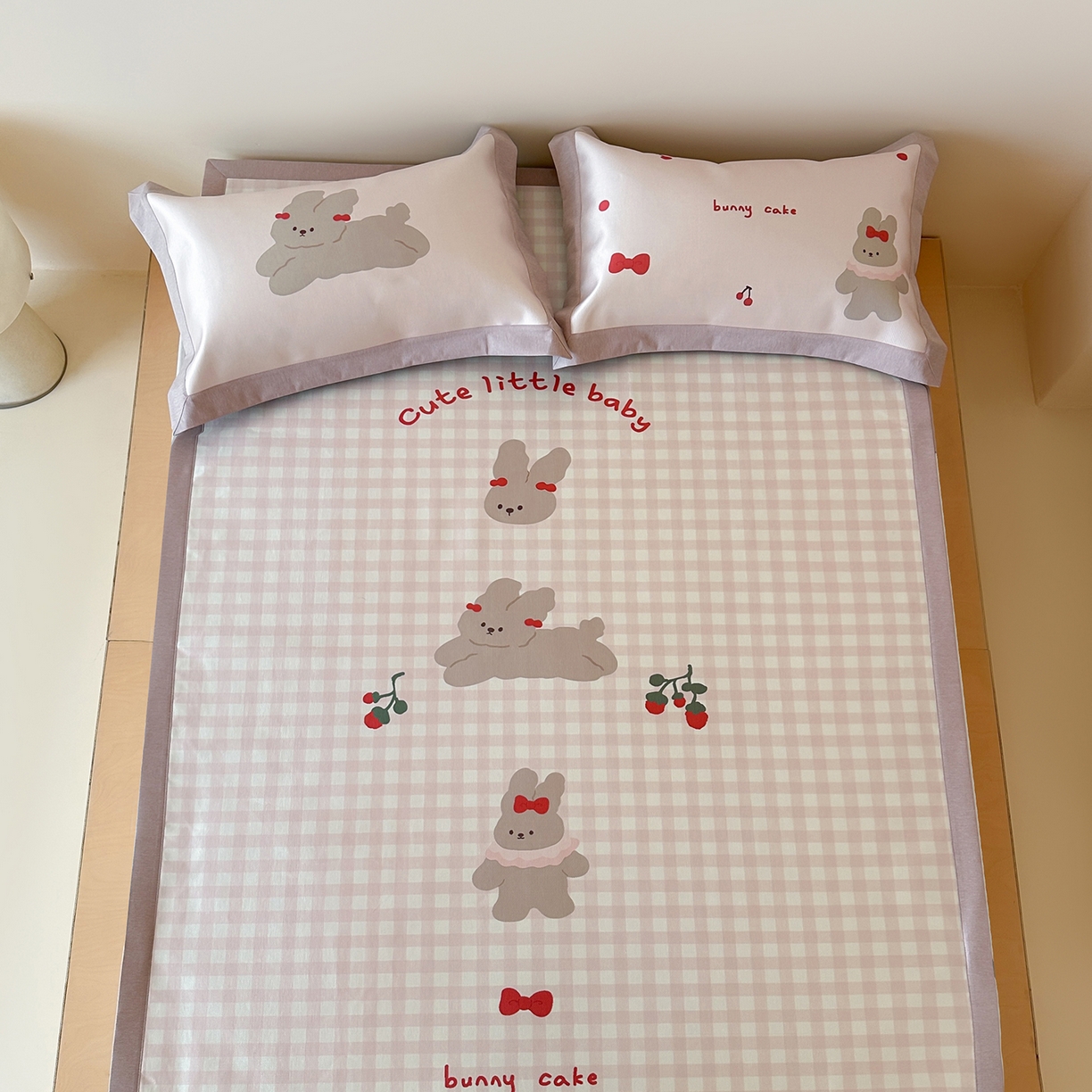 91家纺网 家纺一手货源 找家纺 JUICY 橘滋家纺 2026新款高端A类原创设计卡通数码印花冰丝席凉席 平席款樱桃兔的野餐布