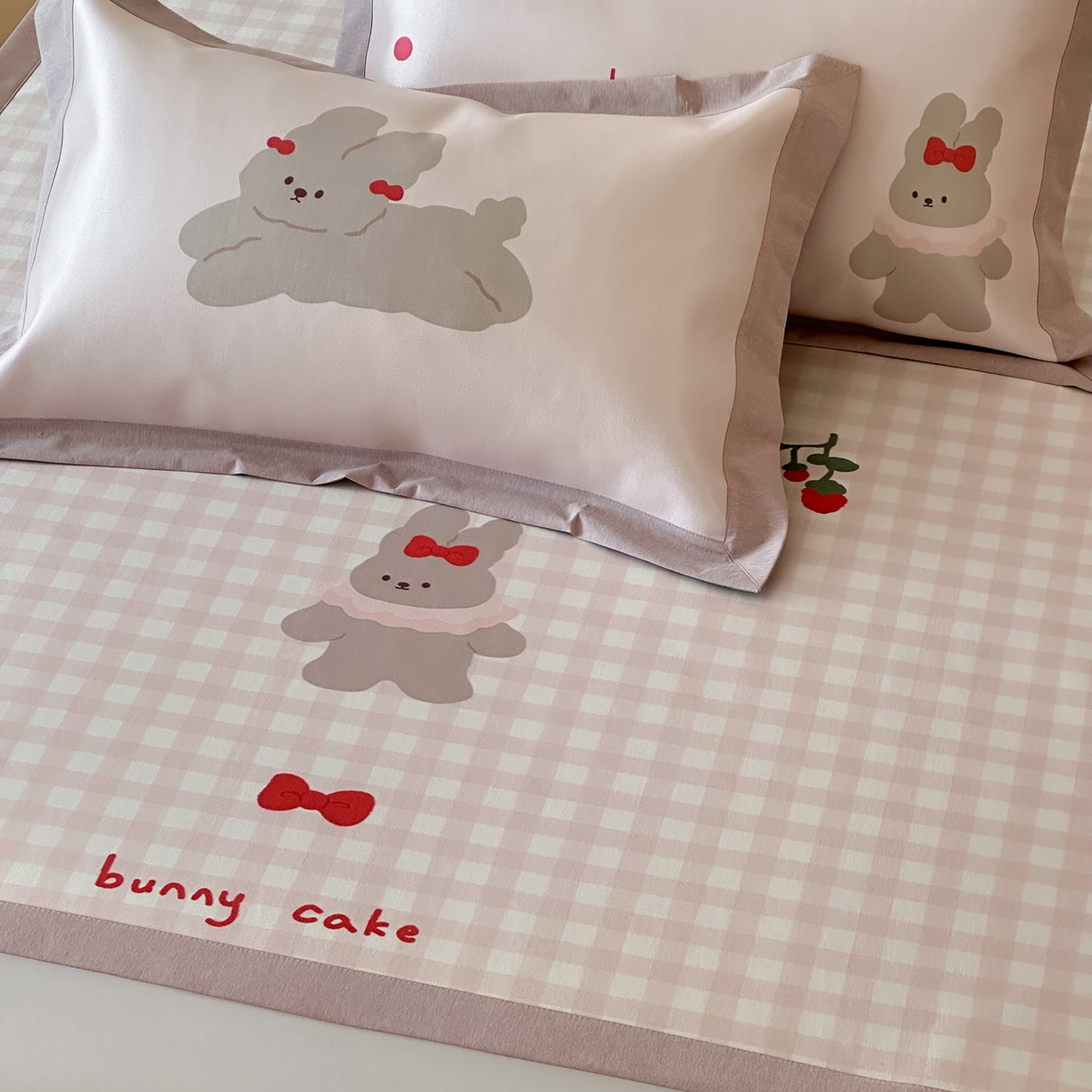 91家纺网 家纺一手货源 找家纺 JUICY 橘滋家纺 2026新款高端A类原创设计卡通数码印花冰丝席凉席 平席款樱桃兔的野餐布