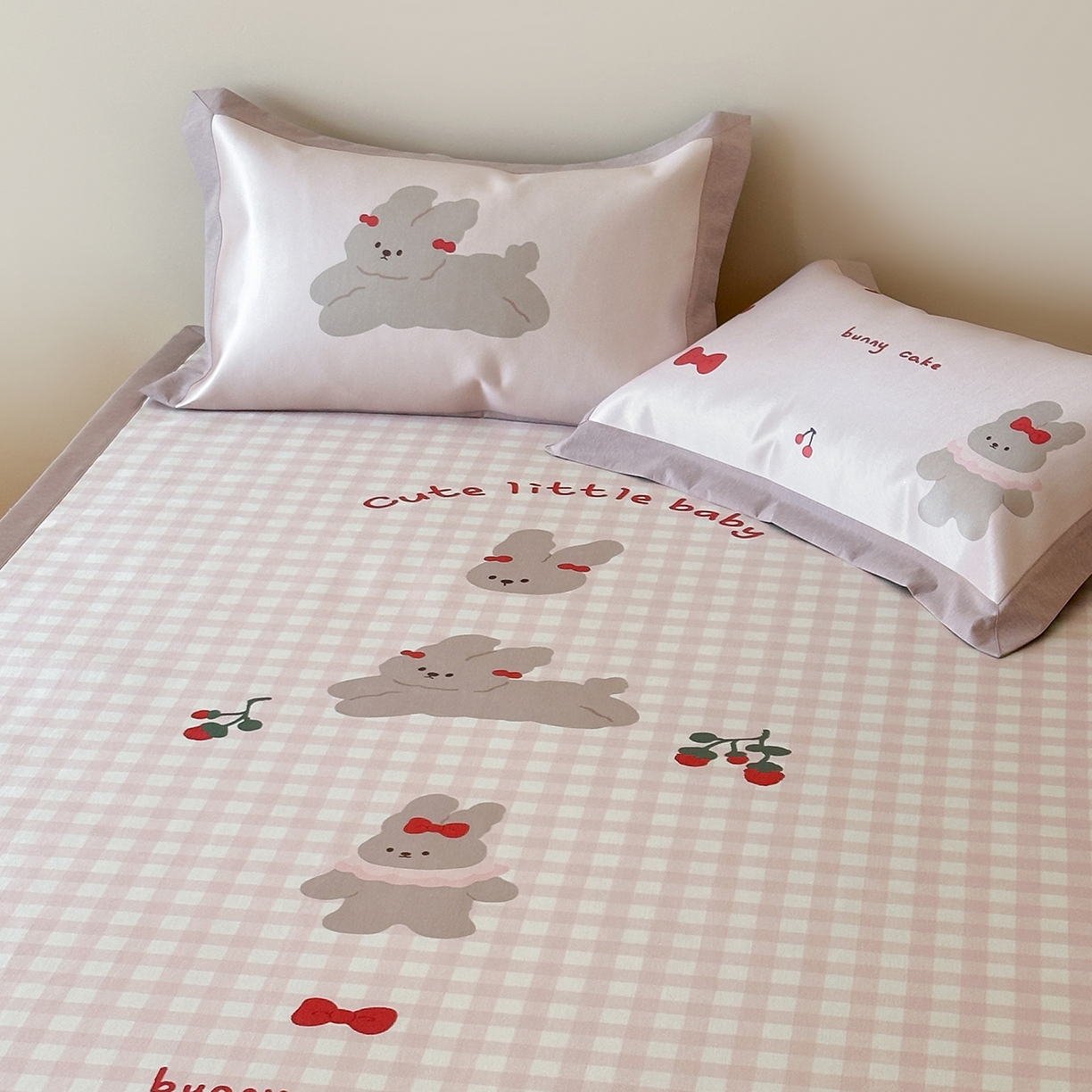 91家纺网 家纺一手货源 找家纺 JUICY 橘滋家纺 2026新款高端A类原创设计卡通数码印花冰丝席凉席 平席款樱桃兔的野餐布