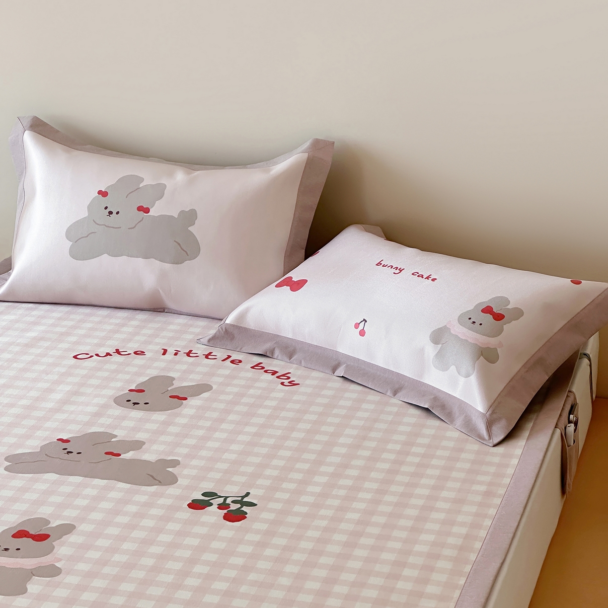 91家纺网 家纺一手货源 找家纺 JUICY 橘滋家纺 2026新款高端A类原创设计卡通数码印花冰丝席凉席 平席款樱桃兔的野餐布