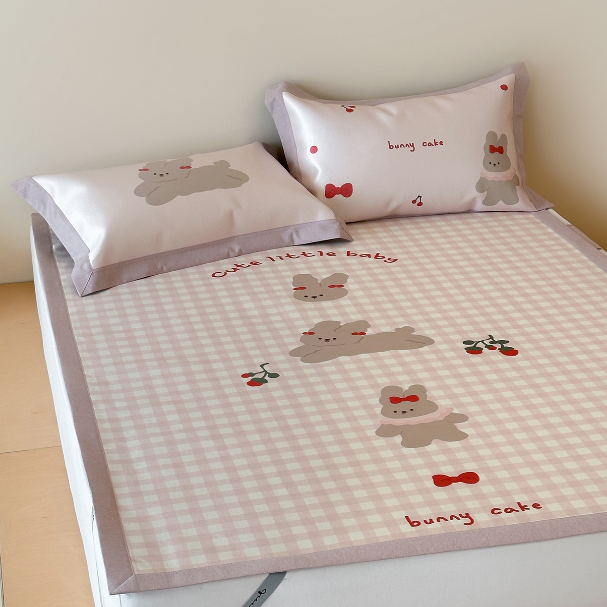 91家纺网 家纺一手货源 找家纺 JUICY 橘滋家纺 2026新款高端A类原创设计卡通数码印花冰丝席凉席 平席款樱桃兔的野餐布