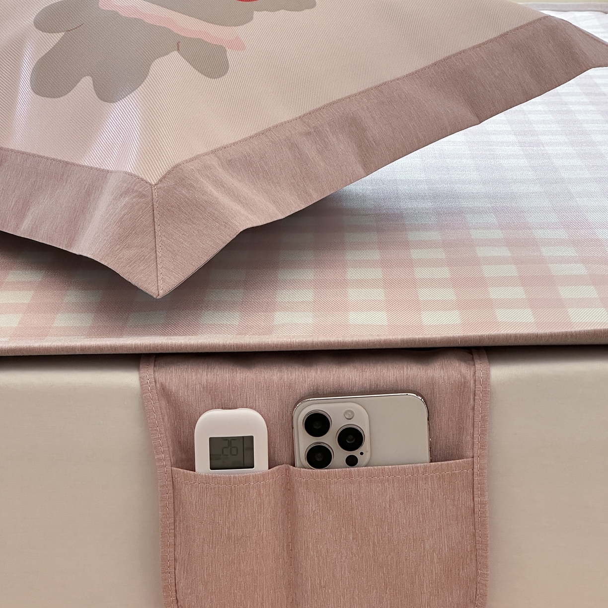 91家纺网 家纺一手货源 找家纺 JUICY 橘滋家纺 2026新款高端A类原创设计卡通数码印花冰丝席凉席 平席款樱桃兔的野餐布