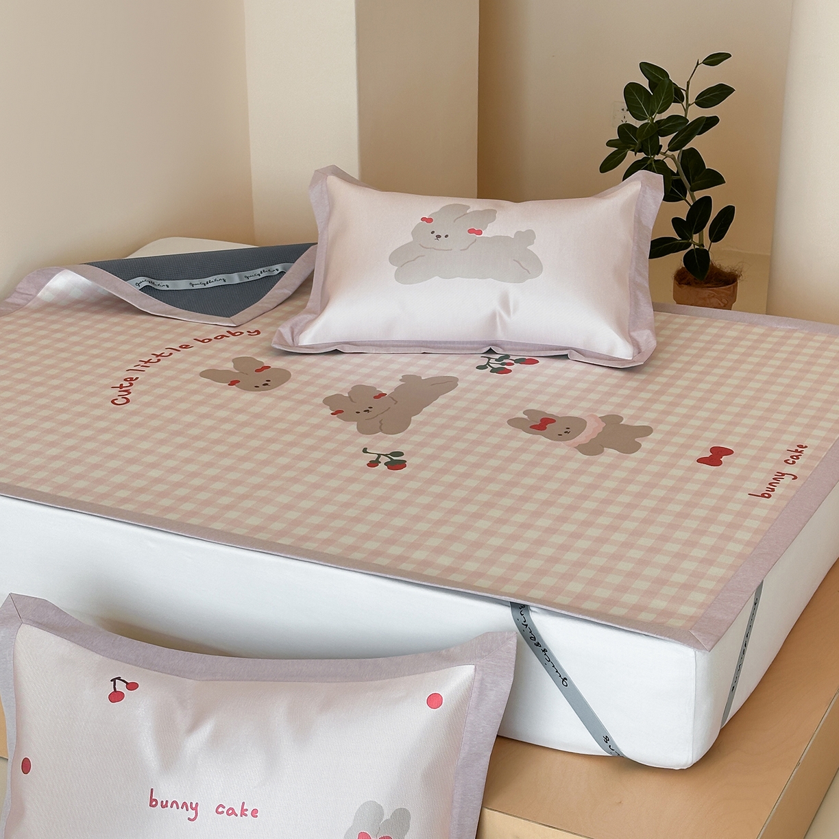 91家纺网 家纺一手货源 找家纺 JUICY 橘滋家纺 2026新款高端A类原创设计卡通数码印花冰丝席凉席 平席款樱桃兔的野餐布