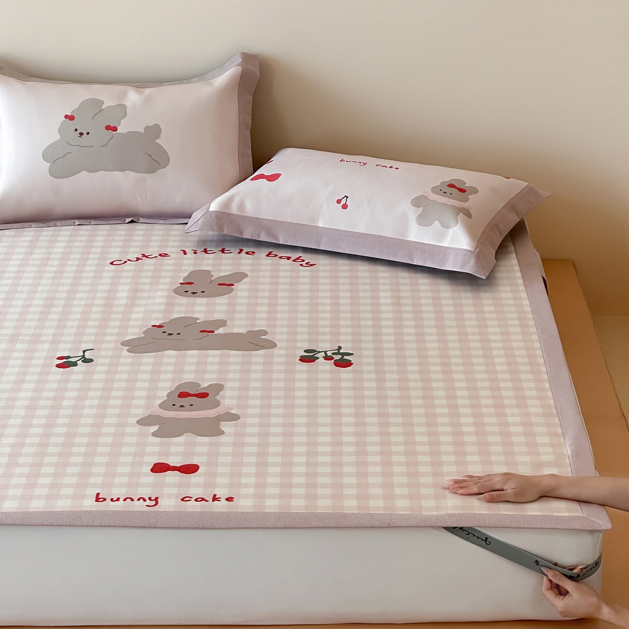 91家纺网 家纺一手货源 找家纺 JUICY 橘滋家纺 2026新款高端A类原创设计卡通数码印花冰丝席凉席 平席款樱桃兔的野餐布