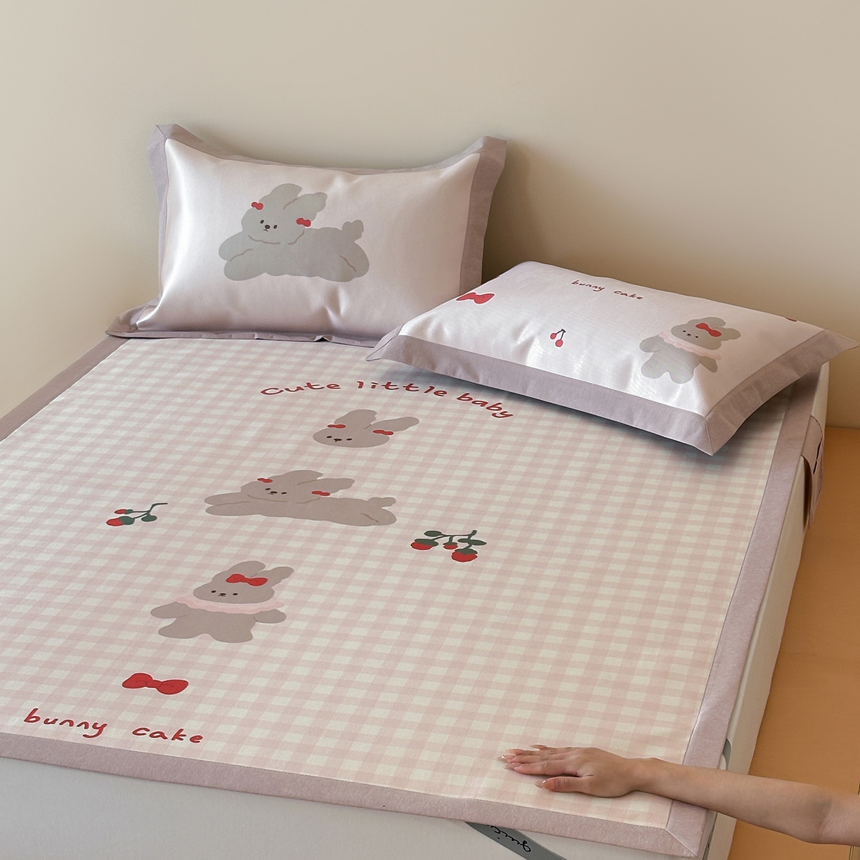 91家纺网 家纺一手货源 找家纺 JUICY 橘滋家纺 2026新款高端A类原创设计卡通数码印花冰丝席凉席 平席款樱桃兔的野餐布