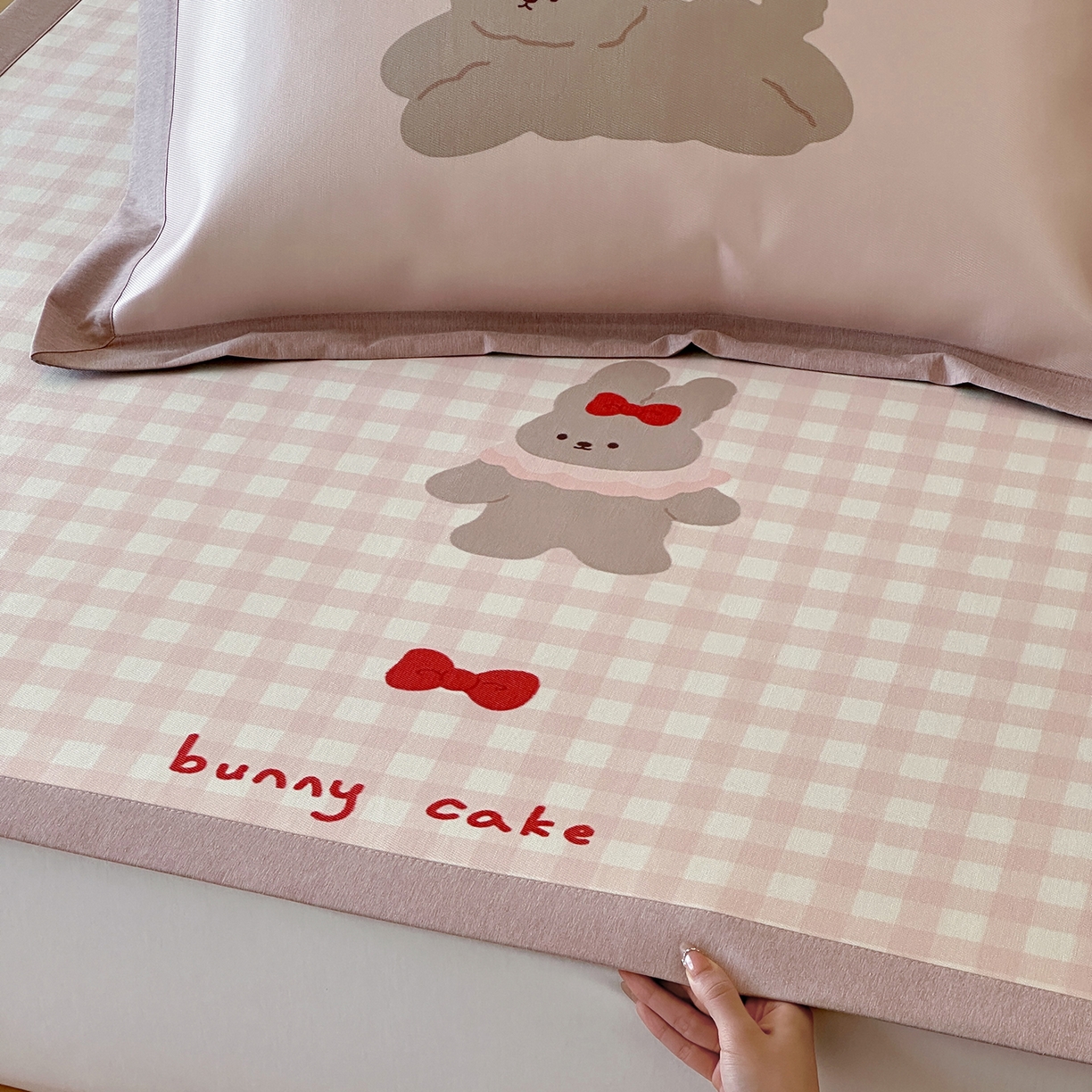 91家纺网 家纺一手货源 找家纺 JUICY 橘滋家纺 2026新款高端A类原创设计卡通数码印花冰丝席凉席 平席款樱桃兔的野餐布