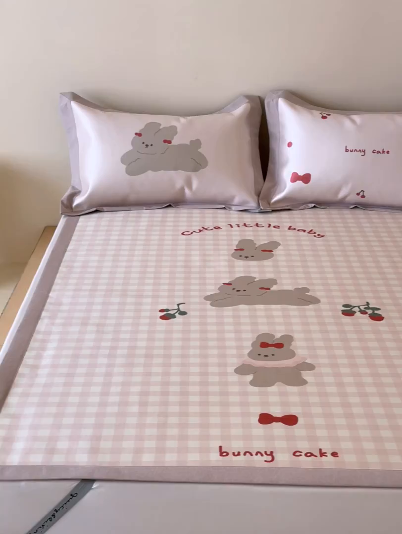 91家纺网 家纺一手货源 找家纺 JUICY 橘滋家纺 2026新款高端A类原创设计卡通数码印花冰丝席凉席 平席款樱桃兔的野餐布