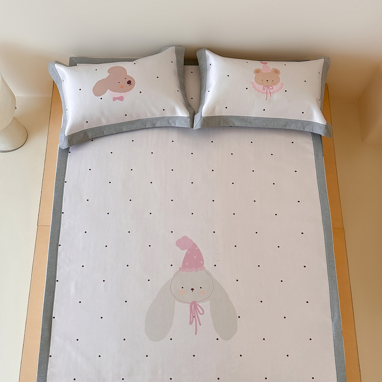 91家纺网 家纺一手货源 找家纺 JUICY 橘滋家纺 2026新款高端A类原创设计卡通数码印花冰丝席凉席 平席款月野波点