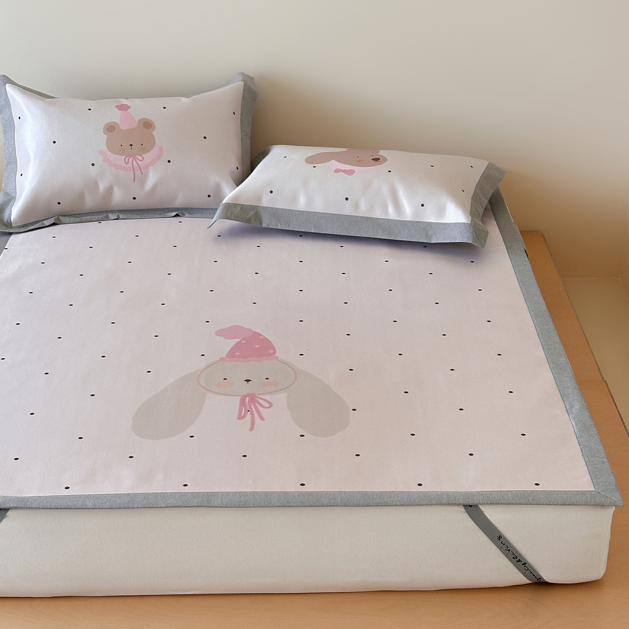 91家纺网 家纺一手货源 找家纺 JUICY 橘滋家纺 2026新款高端A类原创设计卡通数码印花冰丝席凉席 平席款月野波点