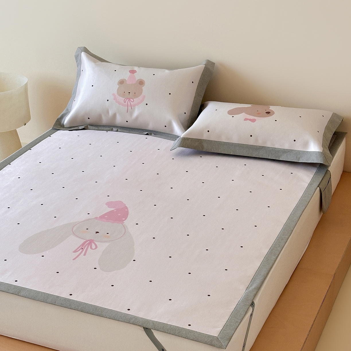 91家纺网 家纺一手货源 找家纺 JUICY 橘滋家纺 2026新款高端A类原创设计卡通数码印花冰丝席凉席 平席款月野波点