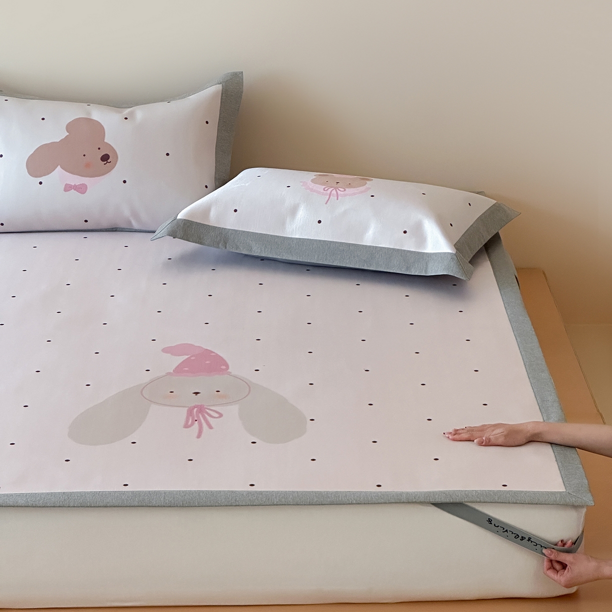 91家纺网 家纺一手货源 找家纺 JUICY 橘滋家纺 2026新款高端A类原创设计卡通数码印花冰丝席凉席 平席款月野波点