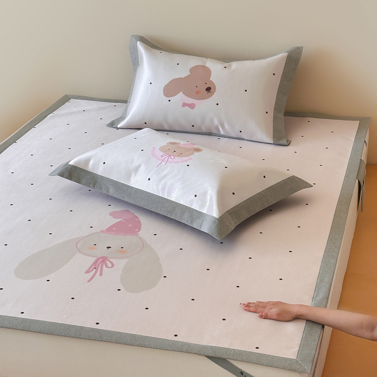 91家纺网 家纺一手货源 找家纺 JUICY 橘滋家纺 2026新款高端A类原创设计卡通数码印花冰丝席凉席 平席款月野波点