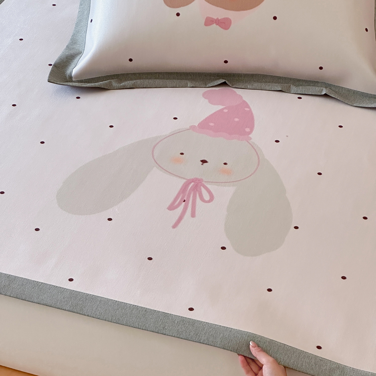 91家纺网 家纺一手货源 找家纺 JUICY 橘滋家纺 2026新款高端A类原创设计卡通数码印花冰丝席凉席 平席款月野波点