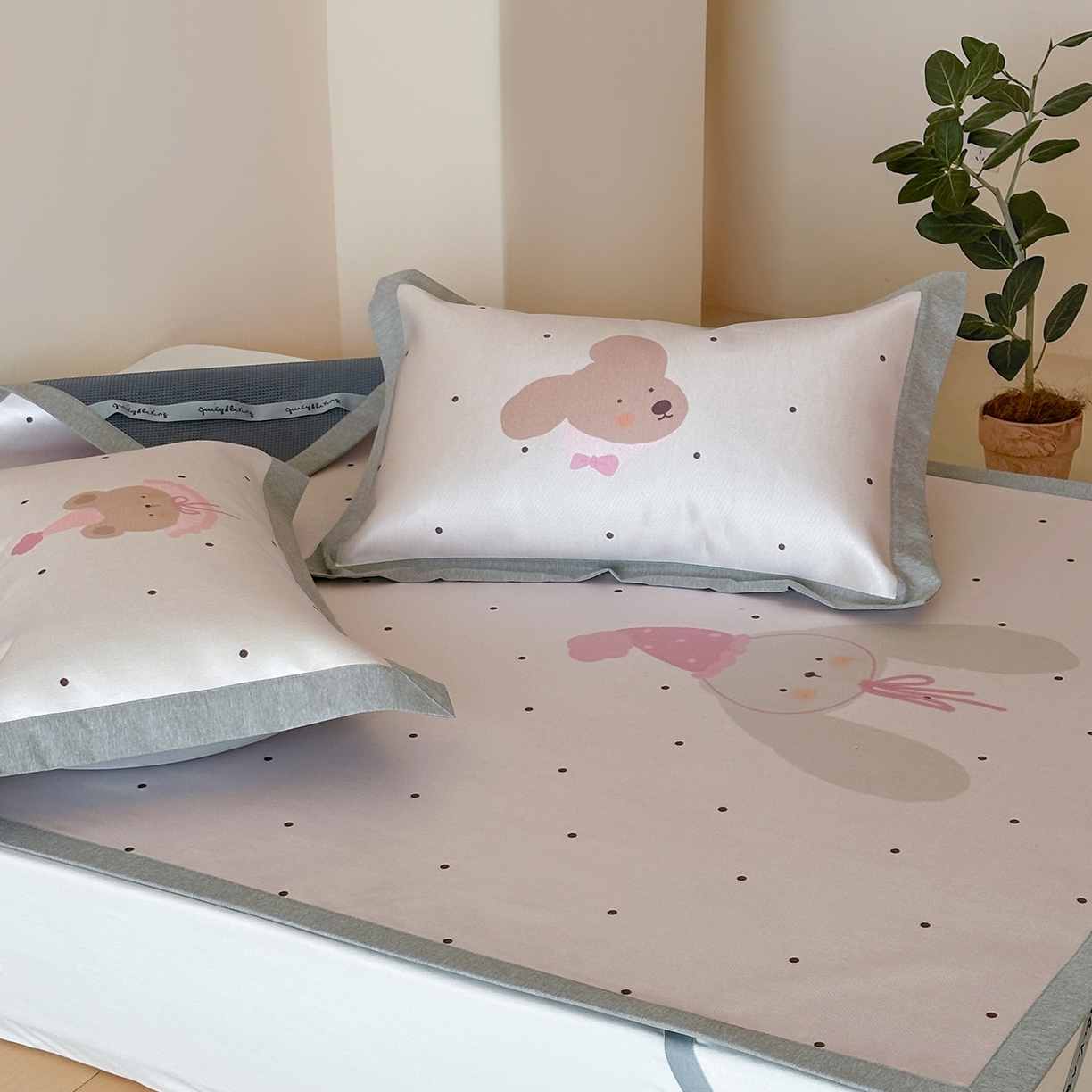 91家纺网 家纺一手货源 找家纺 JUICY 橘滋家纺 2026新款高端A类原创设计卡通数码印花冰丝席凉席 平席款月野波点