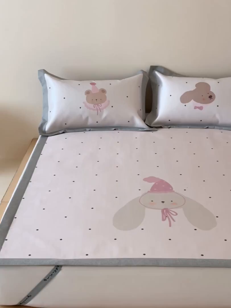 91家纺网 家纺一手货源 找家纺 JUICY 橘滋家纺 2026新款高端A类原创设计卡通数码印花冰丝席凉席 平席款月野波点