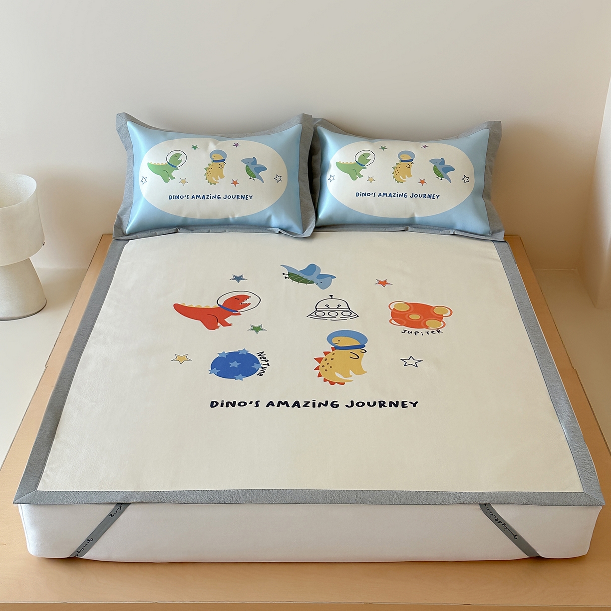 91家纺网 家纺一手货源 找家纺 JUICY 橘滋家纺 2026新款高端A类原创设计卡通数码印花冰丝席凉席 平席款侏罗纪