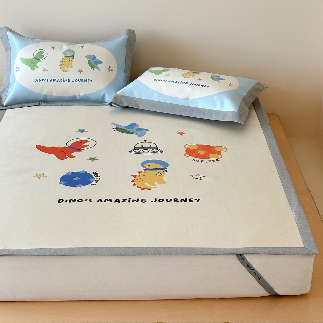 91家纺网 家纺一手货源 找家纺 JUICY 橘滋家纺 2026新款高端A类原创设计卡通数码印花冰丝席凉席 平席款侏罗纪