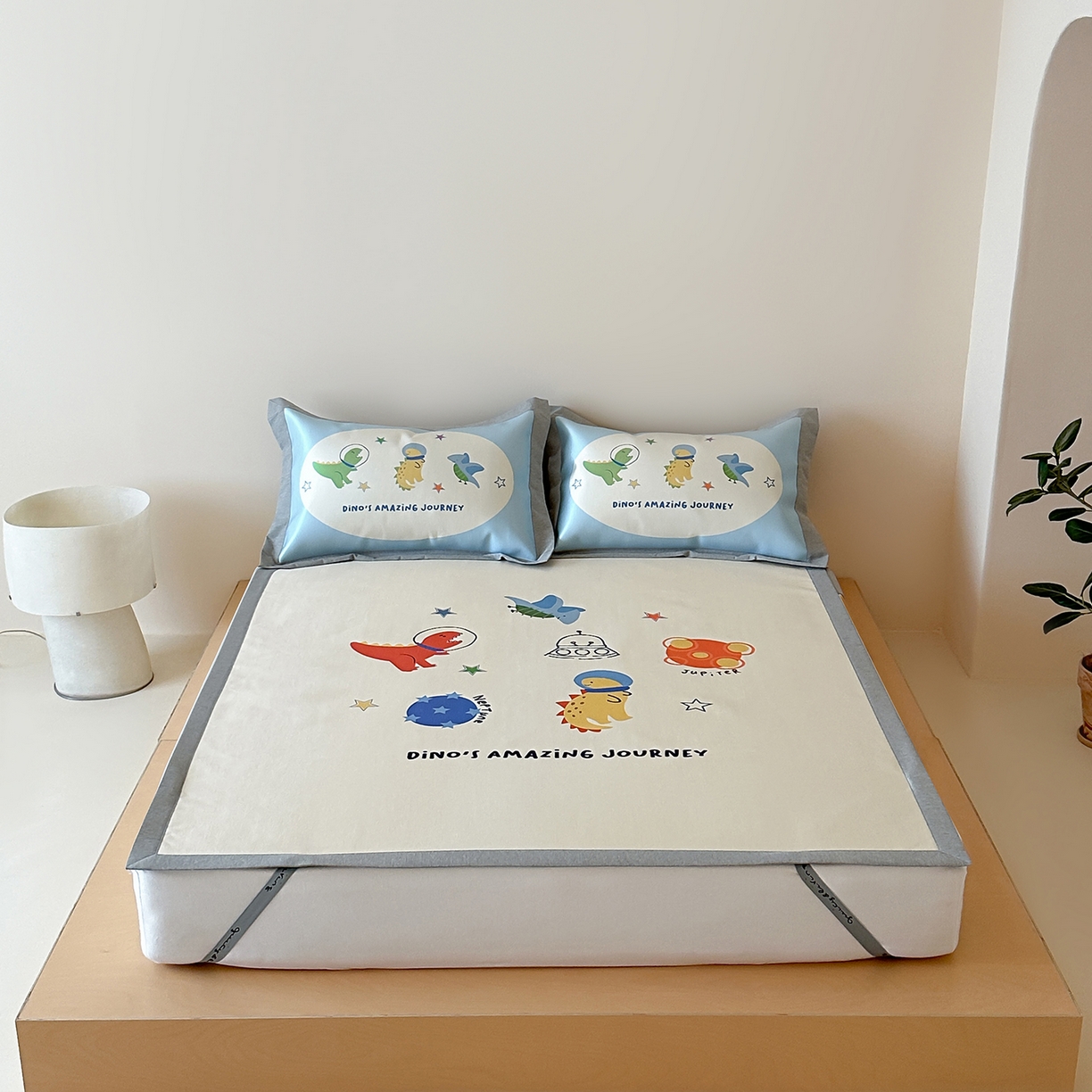 91家纺网 家纺一手货源 找家纺 JUICY 橘滋家纺 2026新款高端A类原创设计卡通数码印花冰丝席凉席 平席款侏罗纪