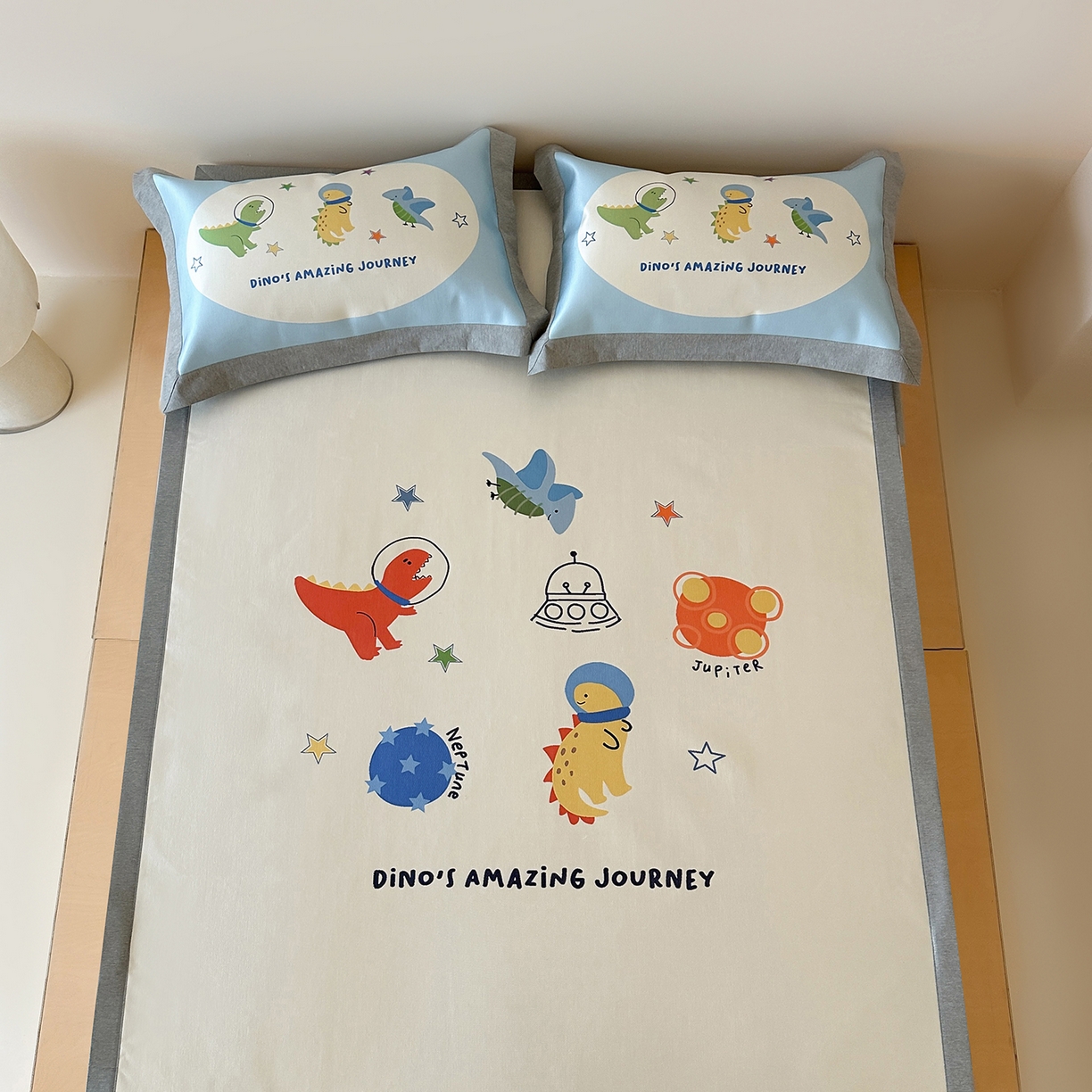 91家纺网 家纺一手货源 找家纺 JUICY 橘滋家纺 2026新款高端A类原创设计卡通数码印花冰丝席凉席 平席款侏罗纪