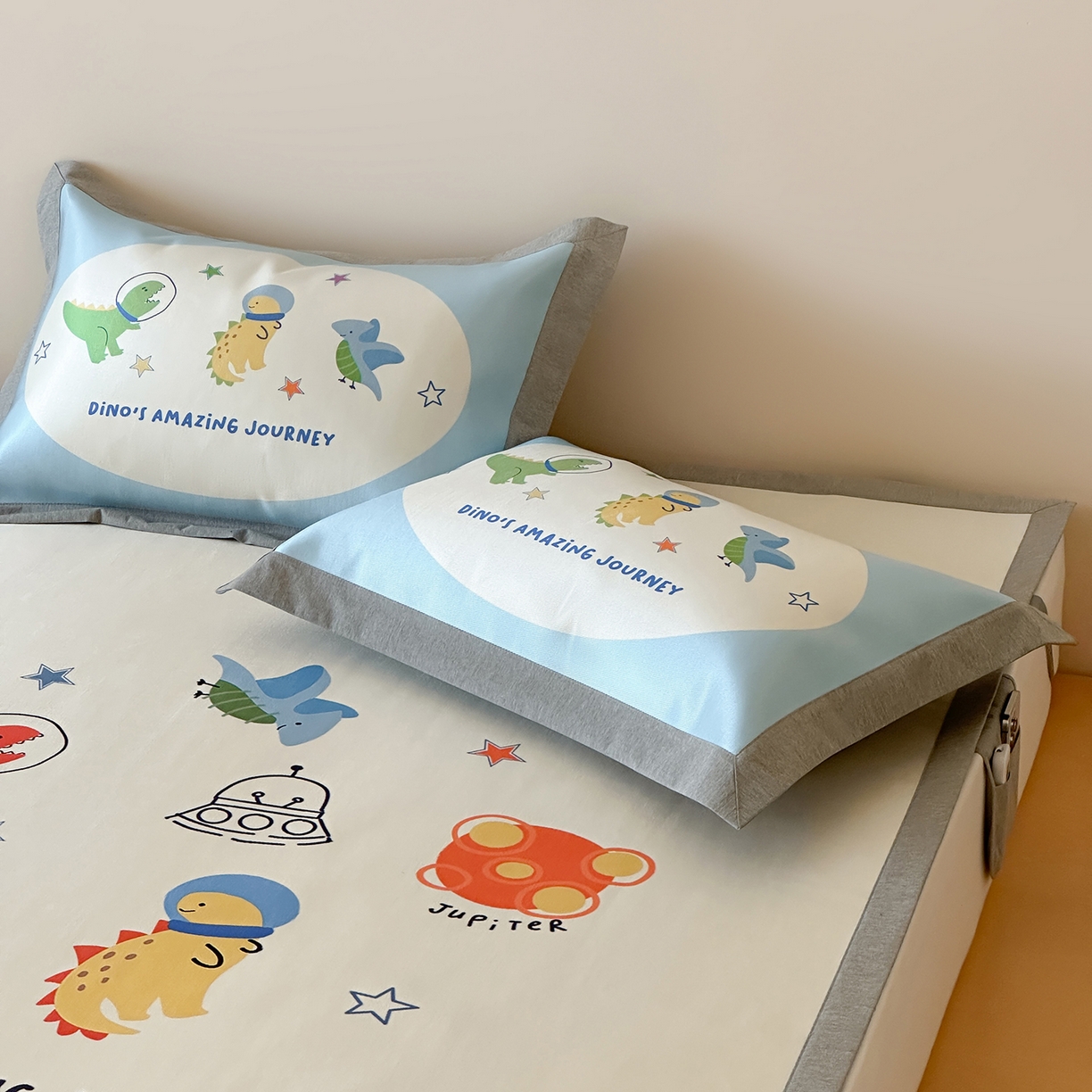 91家纺网 家纺一手货源 找家纺 JUICY 橘滋家纺 2026新款高端A类原创设计卡通数码印花冰丝席凉席 平席款侏罗纪