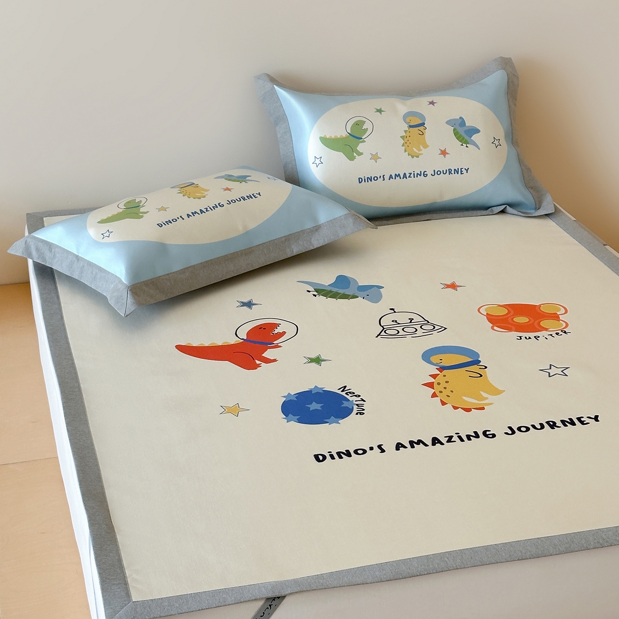 91家纺网 家纺一手货源 找家纺 JUICY 橘滋家纺 2026新款高端A类原创设计卡通数码印花冰丝席凉席 平席款侏罗纪