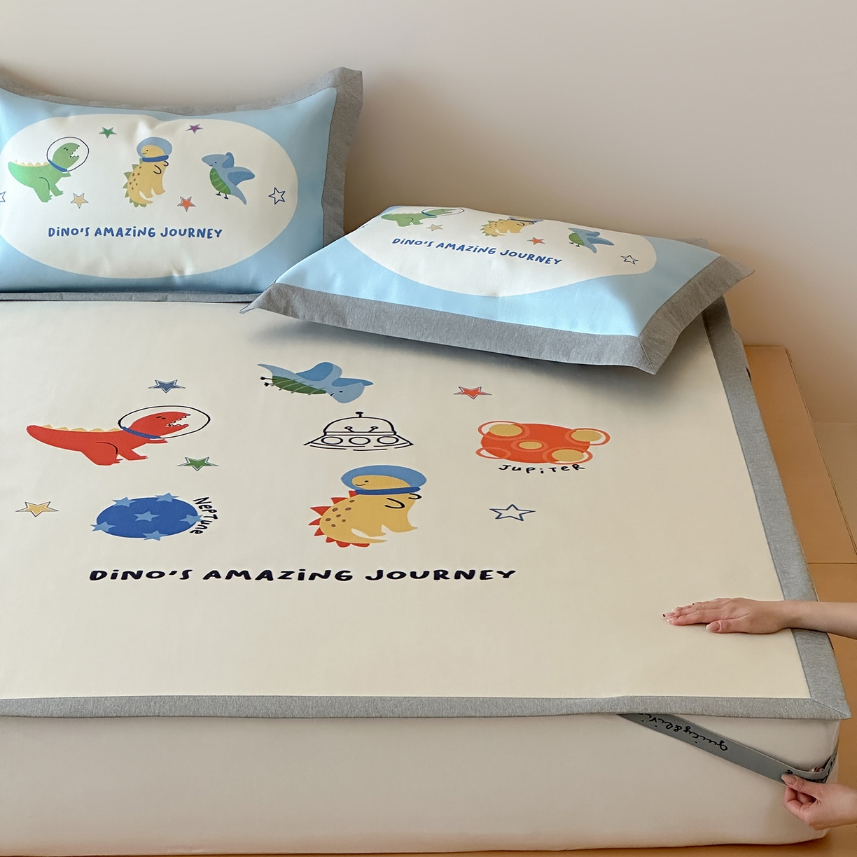 91家纺网 家纺一手货源 找家纺 JUICY 橘滋家纺 2026新款高端A类原创设计卡通数码印花冰丝席凉席 平席款侏罗纪