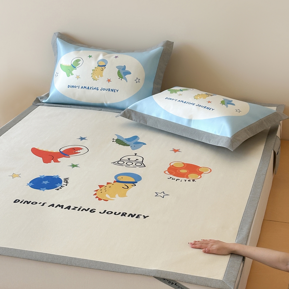 91家纺网 家纺一手货源 找家纺 JUICY 橘滋家纺 2026新款高端A类原创设计卡通数码印花冰丝席凉席 平席款侏罗纪