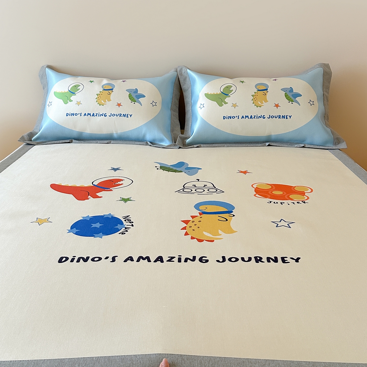 91家纺网 家纺一手货源 找家纺 JUICY 橘滋家纺 2026新款高端A类原创设计卡通数码印花冰丝席凉席 平席款侏罗纪