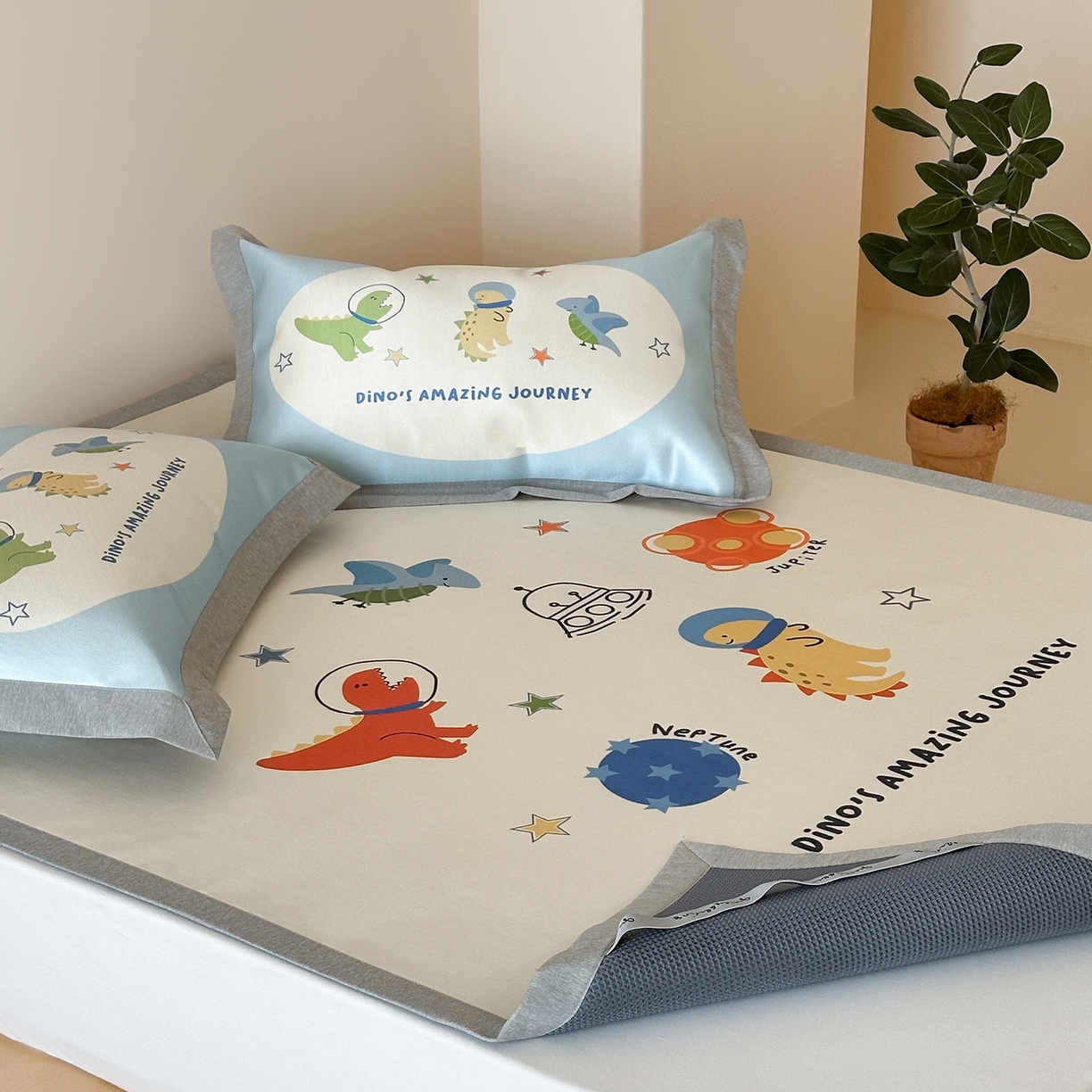 91家纺网 家纺一手货源 找家纺 JUICY 橘滋家纺 2026新款高端A类原创设计卡通数码印花冰丝席凉席 平席款侏罗纪