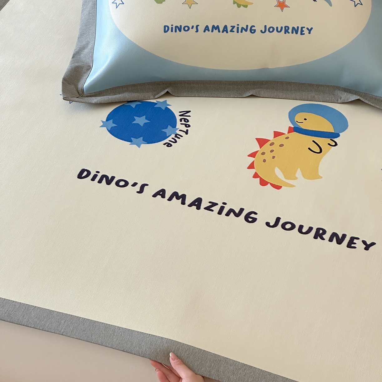 91家纺网 家纺一手货源 找家纺 JUICY 橘滋家纺 2026新款高端A类原创设计卡通数码印花冰丝席凉席 平席款侏罗纪