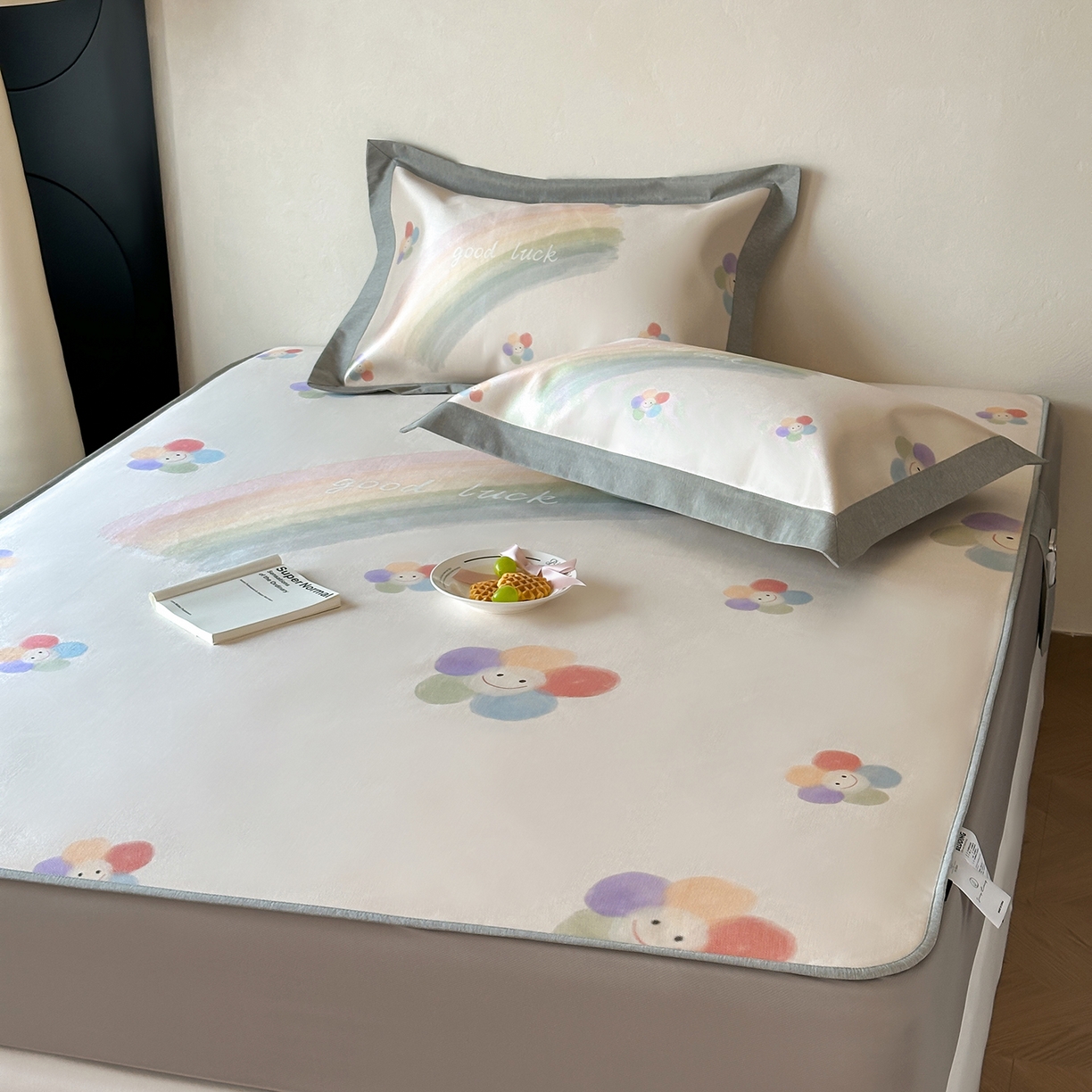 91家纺网 家纺一手货源 找家纺 JUICY 橘滋家纺 2026新款高端A类原创设计卡通数码印花冰丝席凉席 床笠款彩虹花