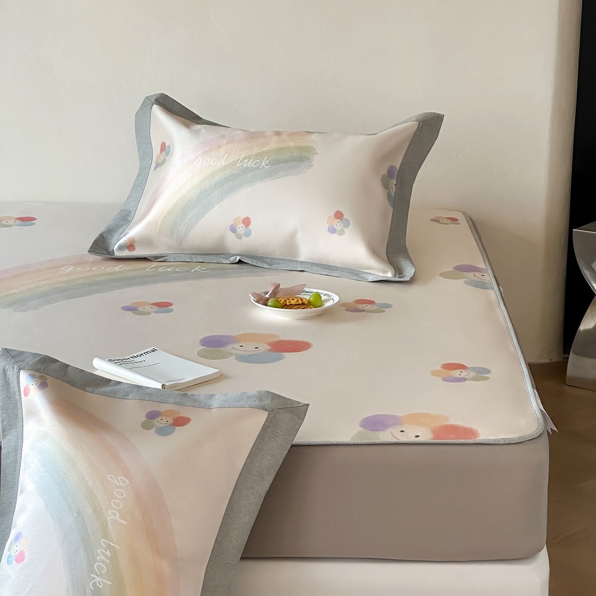 91家纺网 家纺一手货源 找家纺 JUICY 橘滋家纺 2026新款高端A类原创设计卡通数码印花冰丝席凉席 床笠款彩虹花