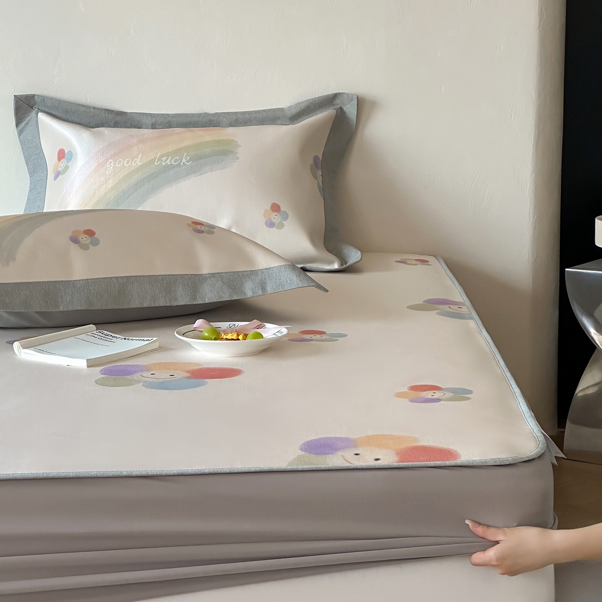 91家纺网 家纺一手货源 找家纺 JUICY 橘滋家纺 2026新款高端A类原创设计卡通数码印花冰丝席凉席 床笠款彩虹花