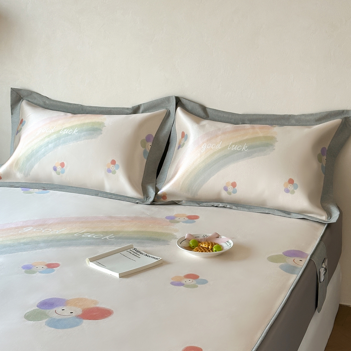 91家纺网 家纺一手货源 找家纺 JUICY 橘滋家纺 2026新款高端A类原创设计卡通数码印花冰丝席凉席 床笠款彩虹花