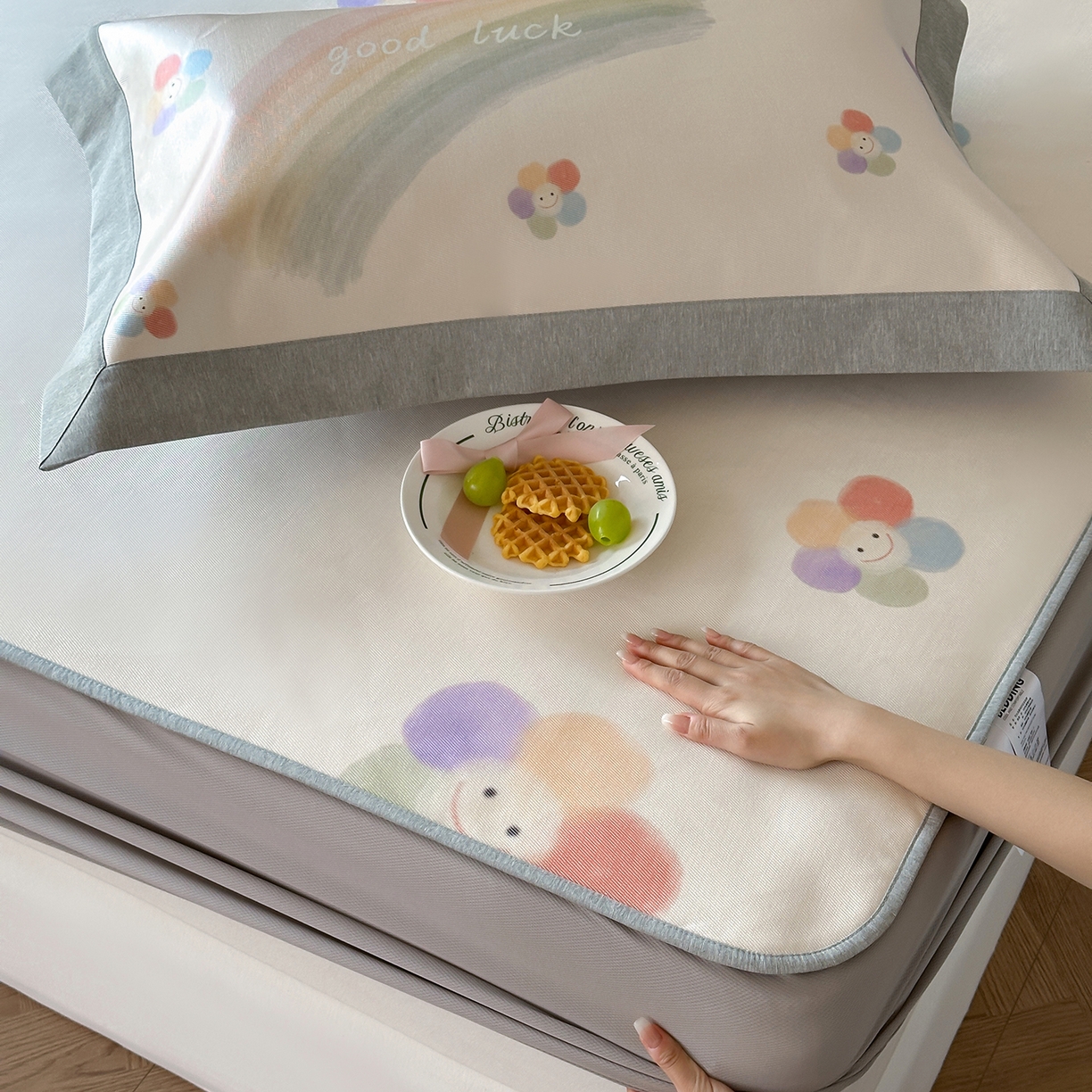 91家纺网 家纺一手货源 找家纺 JUICY 橘滋家纺 2026新款高端A类原创设计卡通数码印花冰丝席凉席 床笠款彩虹花