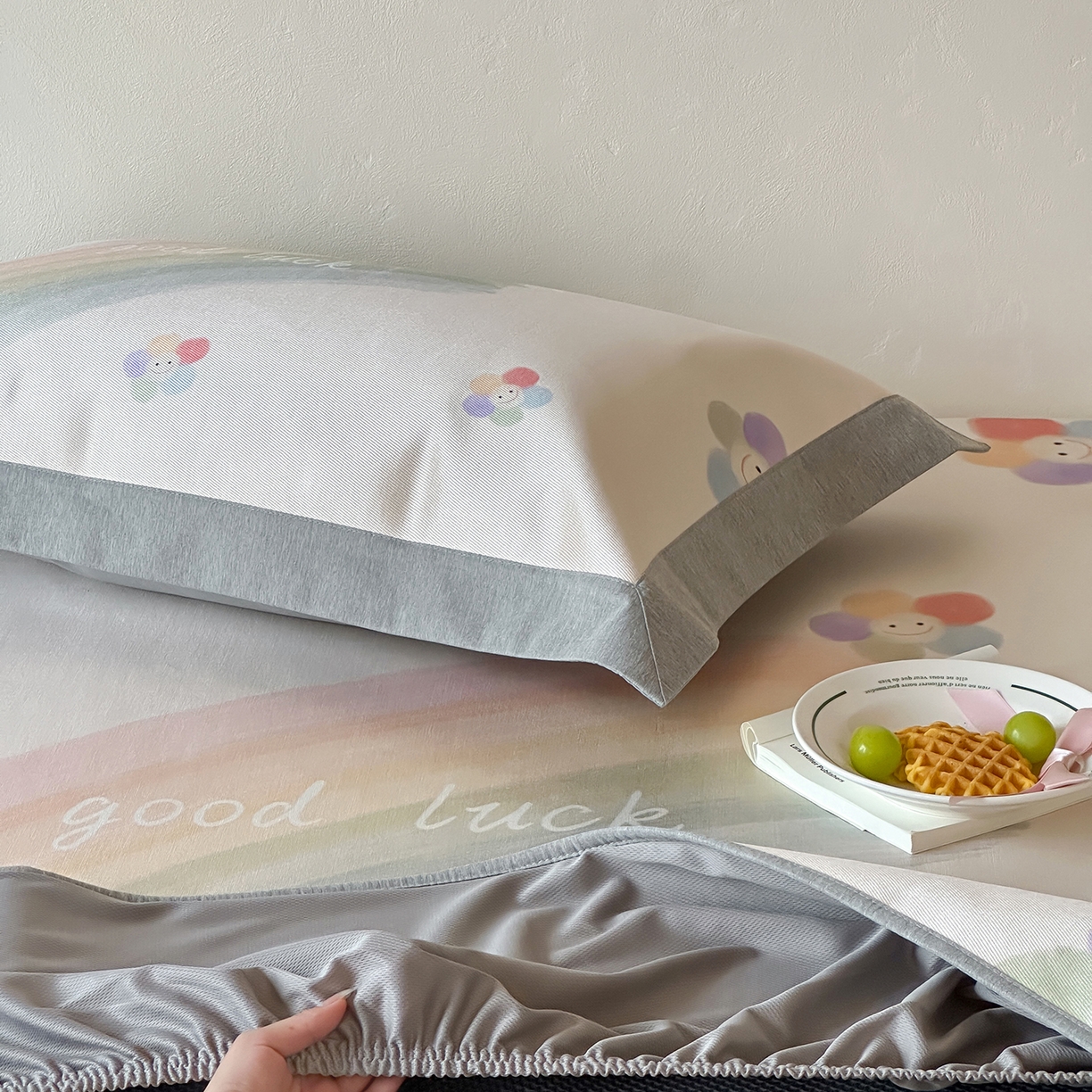 91家纺网 家纺一手货源 找家纺 JUICY 橘滋家纺 2026新款高端A类原创设计卡通数码印花冰丝席凉席 床笠款彩虹花