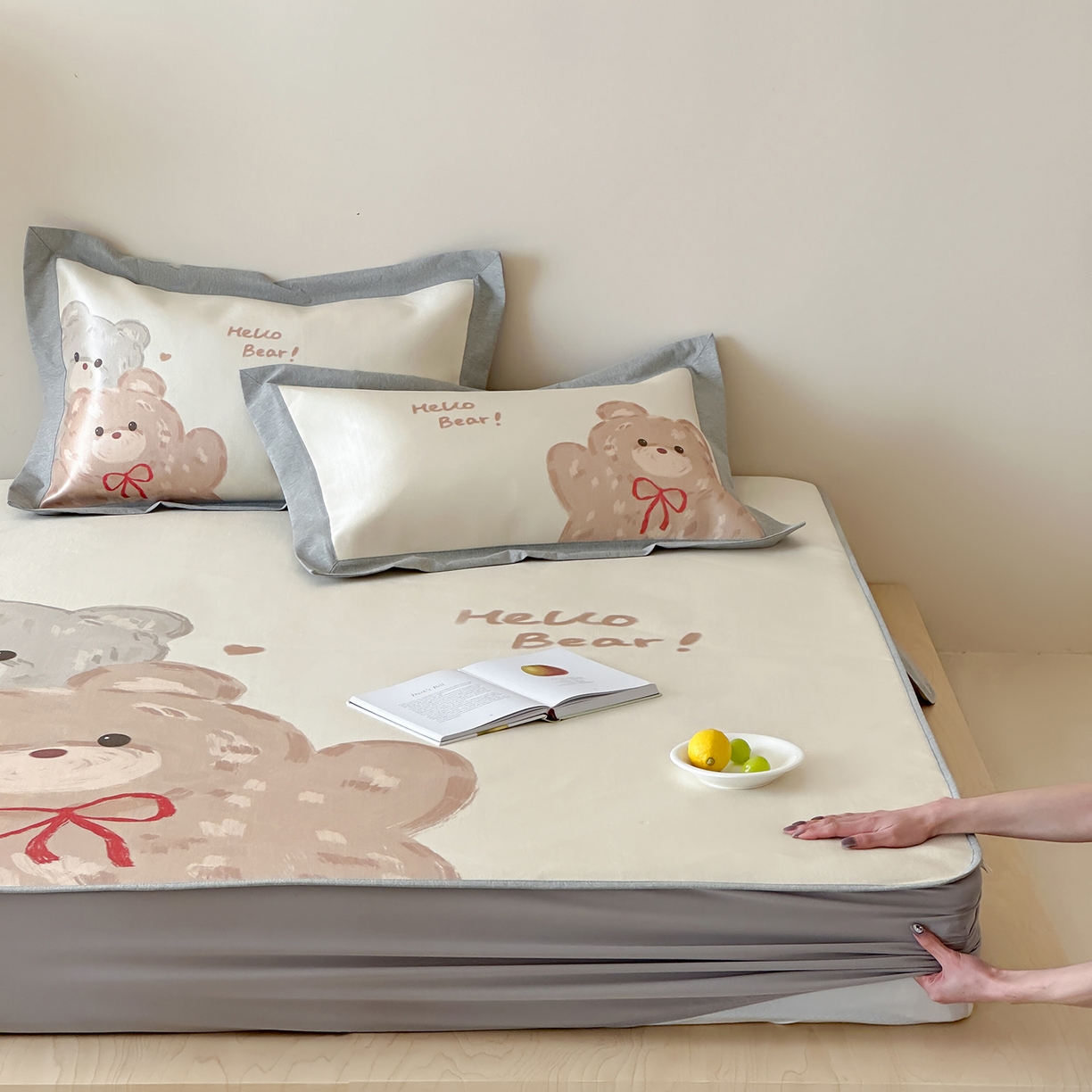 91家纺网 家纺一手货源 找家纺 JUICY 橘滋家纺 2026新款高端A类原创设计卡通数码印花冰丝席凉席 床笠款大眼熊仔