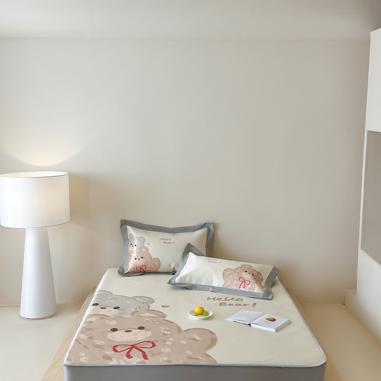 91家纺网 家纺一手货源 找家纺 JUICY 橘滋家纺 2026新款高端A类原创设计卡通数码印花冰丝席凉席 床笠款大眼熊仔